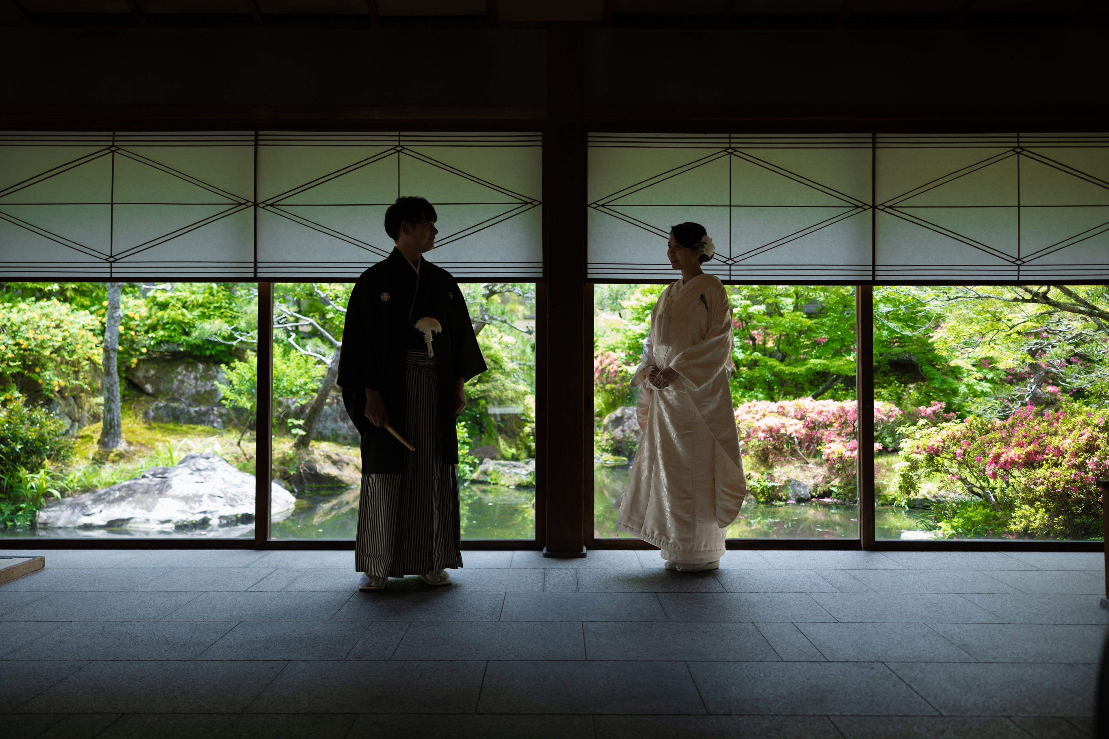庭園を望む窓辺の新郎新婦